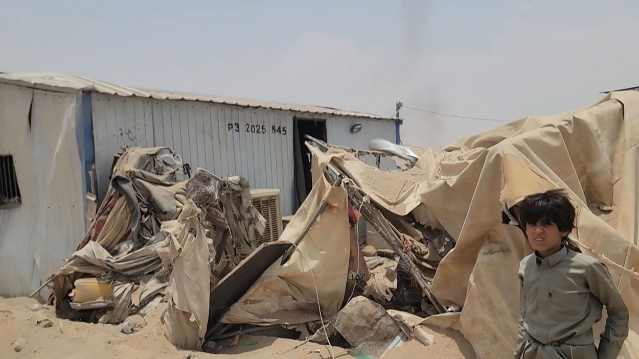 DESTROZOS. Un misil lanzado por rebeldes hutíes cayó en un campamento de desplazados en Marib, Yemen.