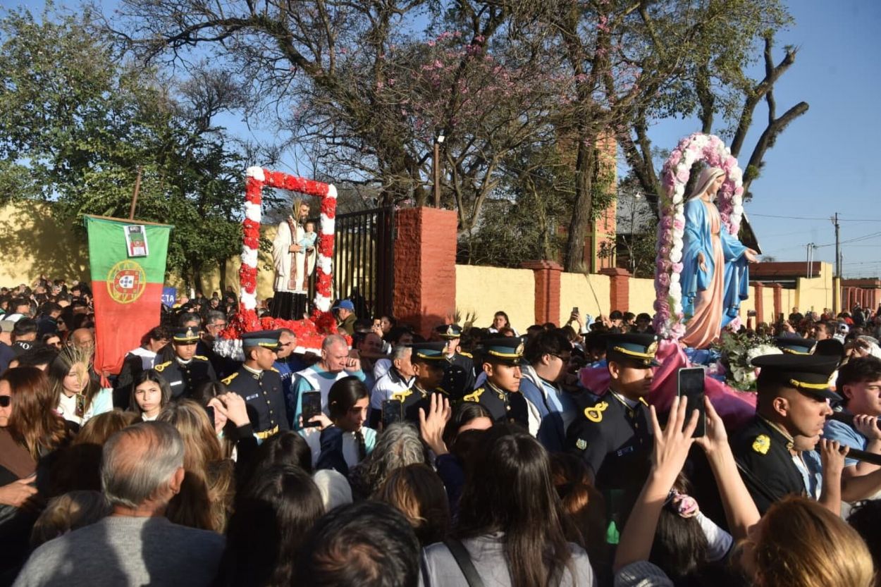 UNA JORNADA DE FE Y ESPERANZA. Al menos cinco cuadras de devotos acompañaron la tradicional procesión en honor a San Cayetano por el barrio.  la gaceta / fotos de osvaldo ripoll, analia jaramilo y santiago gimenez