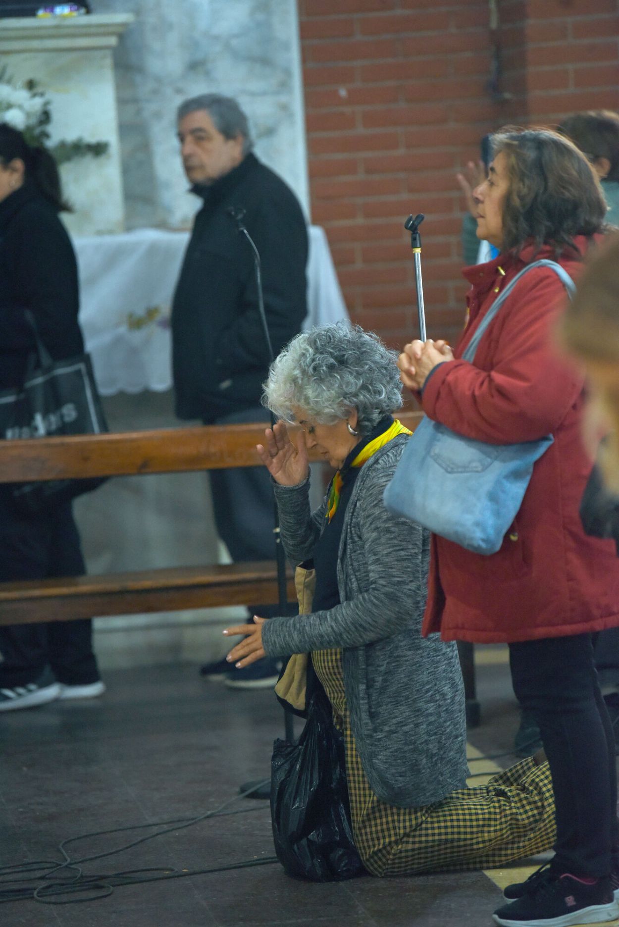 EVA. De rodillas frente al santo, pide con fe por quienes necesitan trabajo.