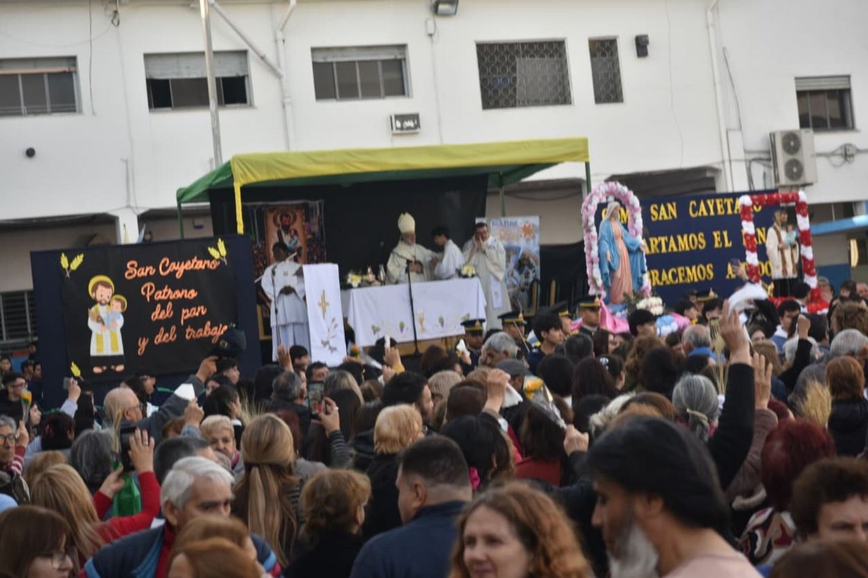 EN SUEÑO AZUL. El hermano Héctor advirtió que aumentó la cantidad de personas que se acercan a la institución en busca de alimentos.