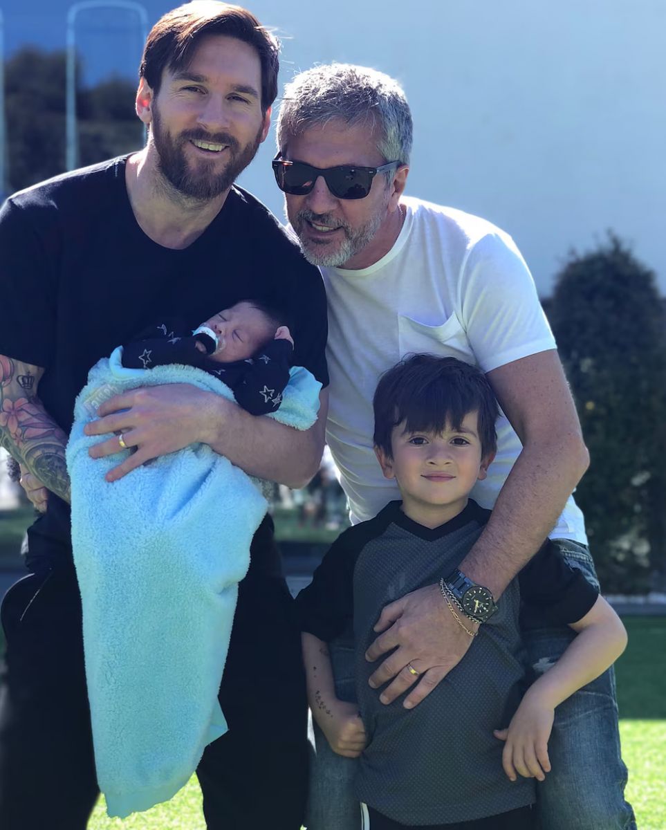 En 2018 Jorge junto a Lionel y sus nietos. 