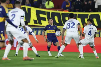 Boca levantó a tiempo y frenó al líder en un partidazo
