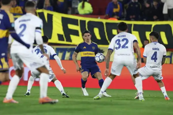 Boca levantó a tiempo y frenó al líder en un partidazo
