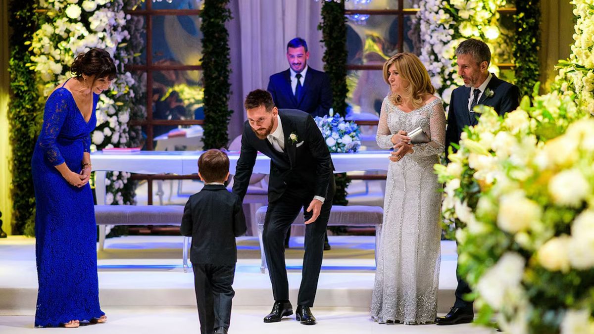 Durante la ceremonia de casamiento de Lionel Messi y Antonella Rocuzzo, Jorge y Celia observan a Thiago, su nieto. 