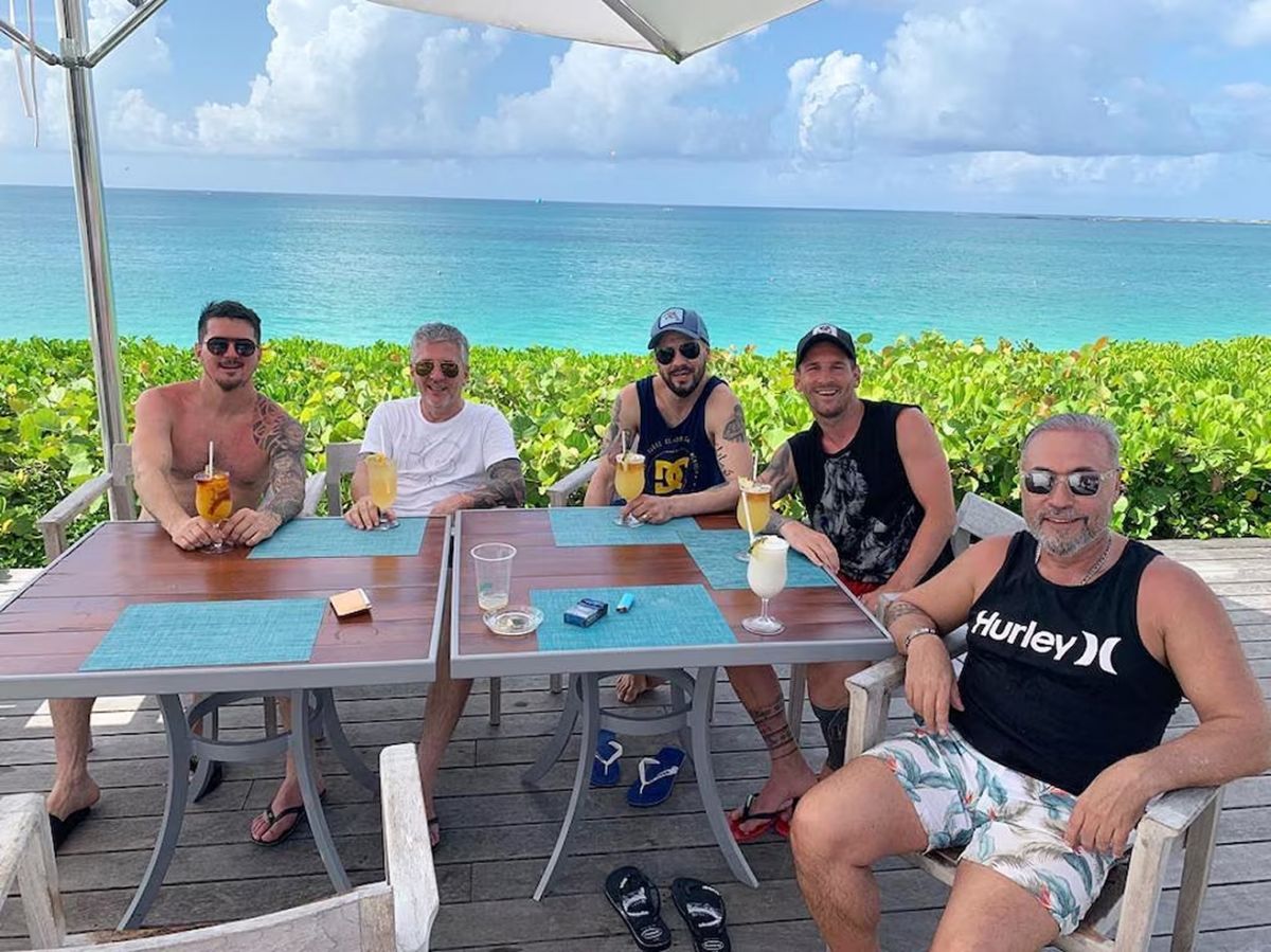 Jorge Messi (de remera blanca)  durante las vacaciones del 2021. 