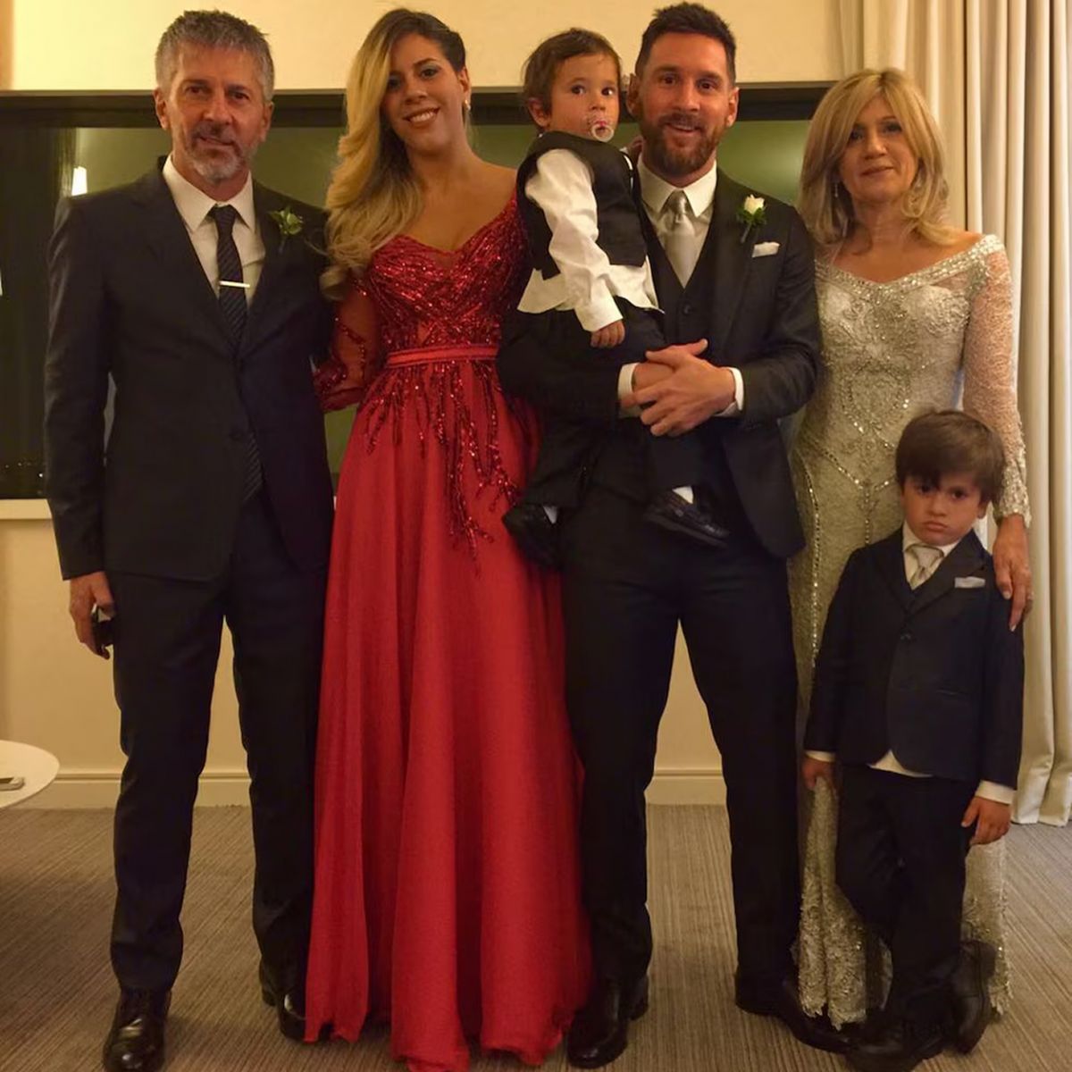 Jorge Messi junto a sus hijos María Sol y Lionel, su esposa Celia y sus nietos Thiago y Mateo. 