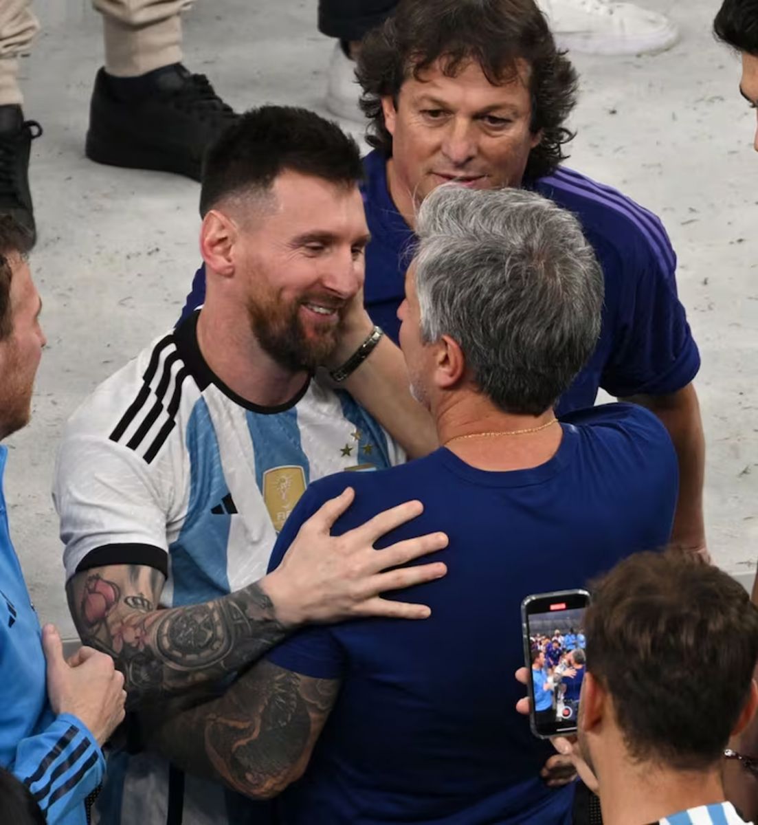 Lionel y Jorge se abrazan en el Mundial de Qatar 2022.  