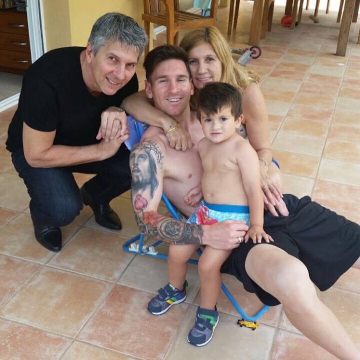 Lionel Messi junto a sus padres Jorge y Celia y su hijo Thiago en 2015. 