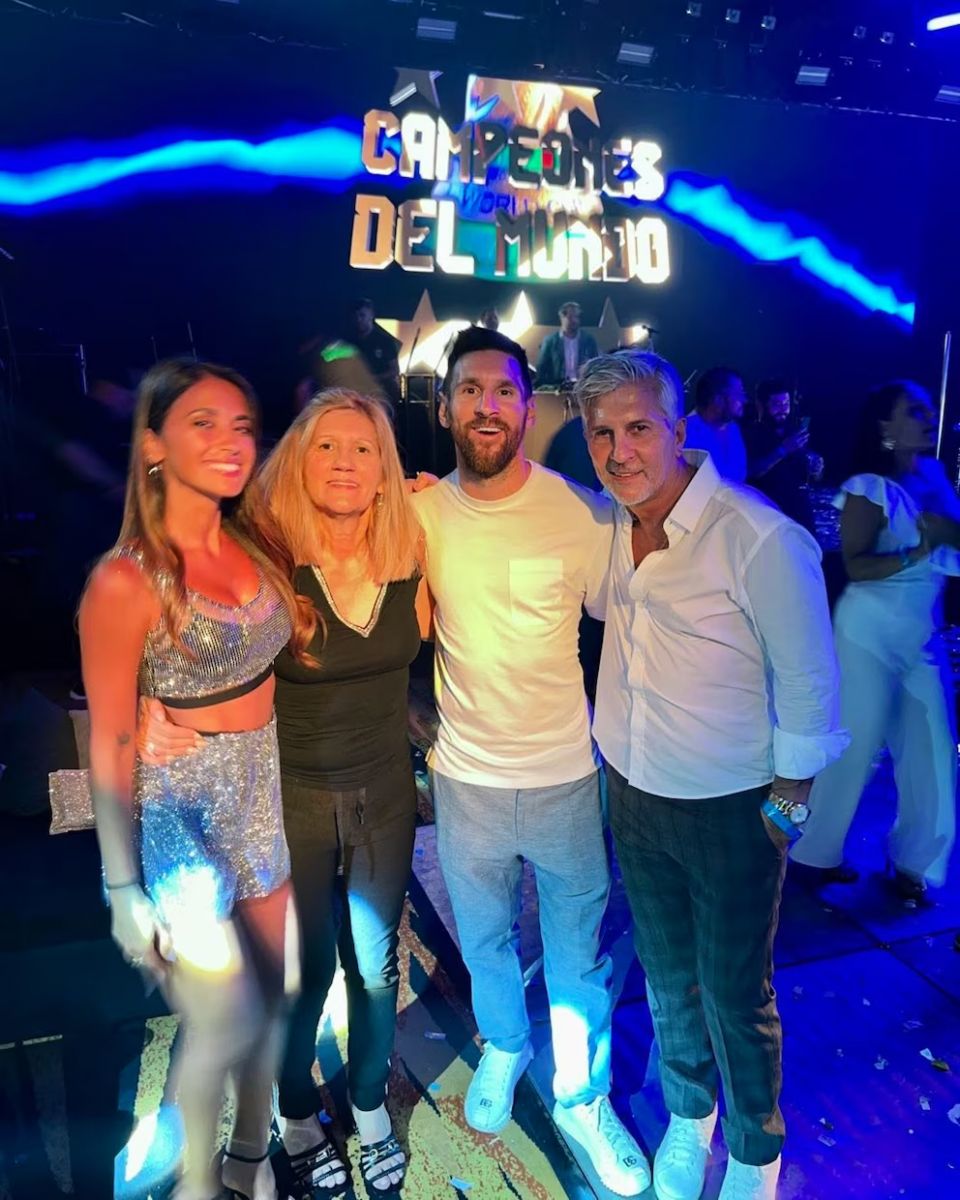 Lionel Messi sonríe junto a Antonela Roccuzzo, su padre Jorge Messi y su madre Celia Cuccittini. 