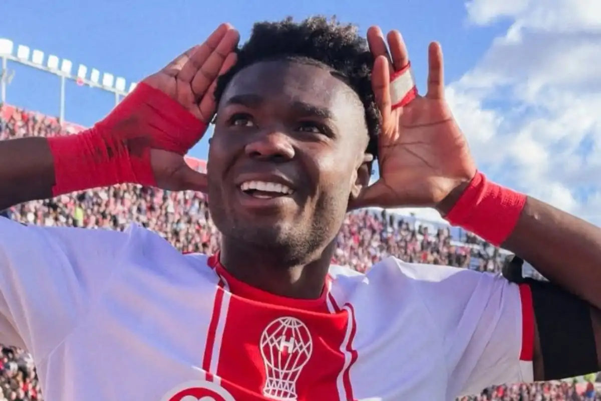PROTAGONISTA. Jordy Caicedo convirtió los dos goles de la victoria de Huracán en el clásico y su festejo desató el enojo entre los jugadores de San Lorenzo.
