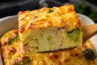Soufflé de brócoli y pollo sin harinas: la receta fácil que no ensucia la cocina