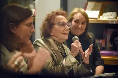 “El pájaro y los espejos” invita a atrapar las ideas de libertad