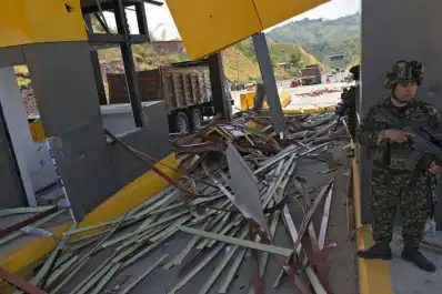 El primer día de De la Espriella en Colombia: ataque con drones a una estación policial y explosión en un peaje
