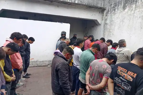 Tensión en la comisaría de Alberdi: los presos hicieron una barricada y atacaron a un policía con una punta