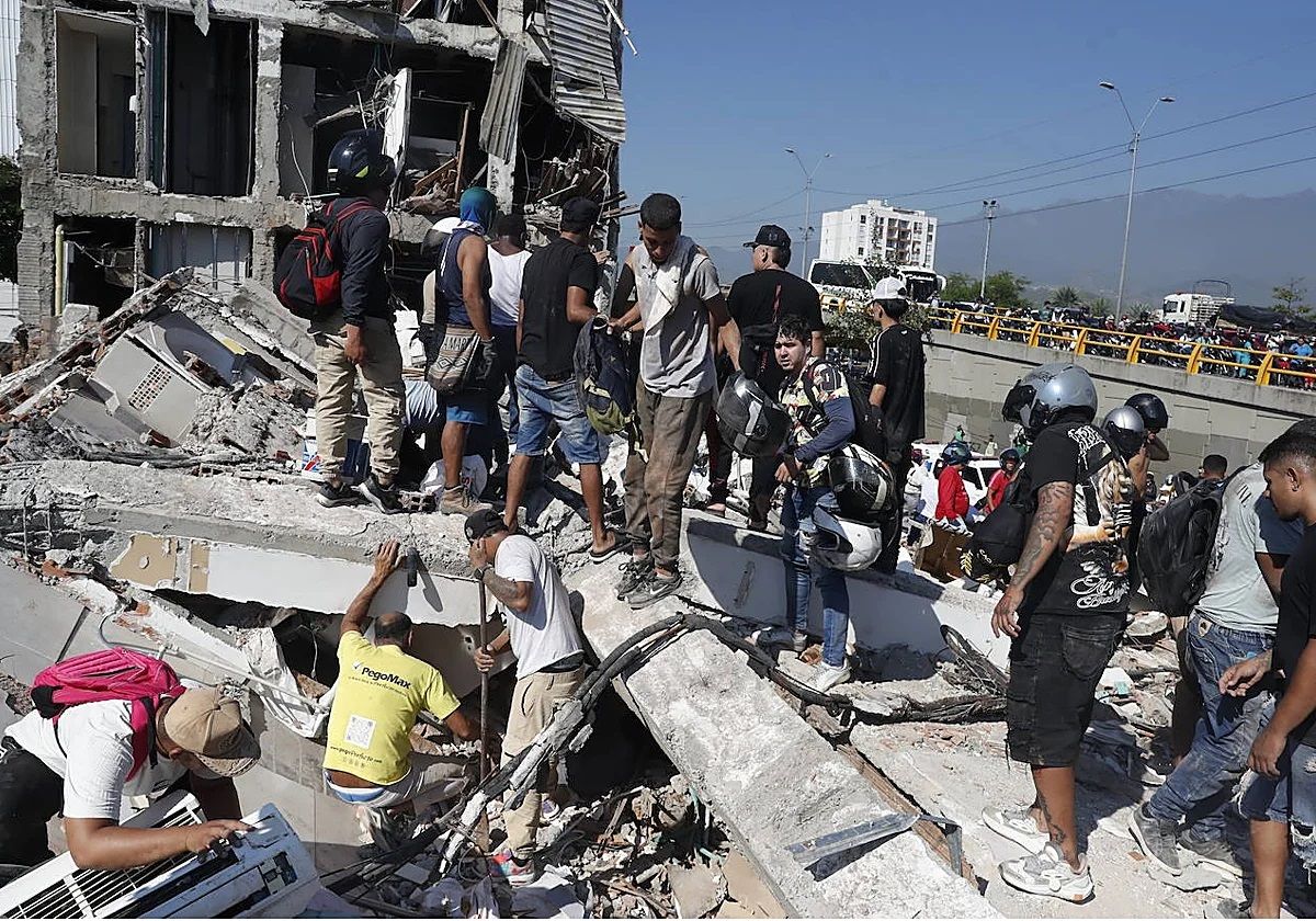 Ciudadanos colombianos entre los escombros del terremoto. (EFE)