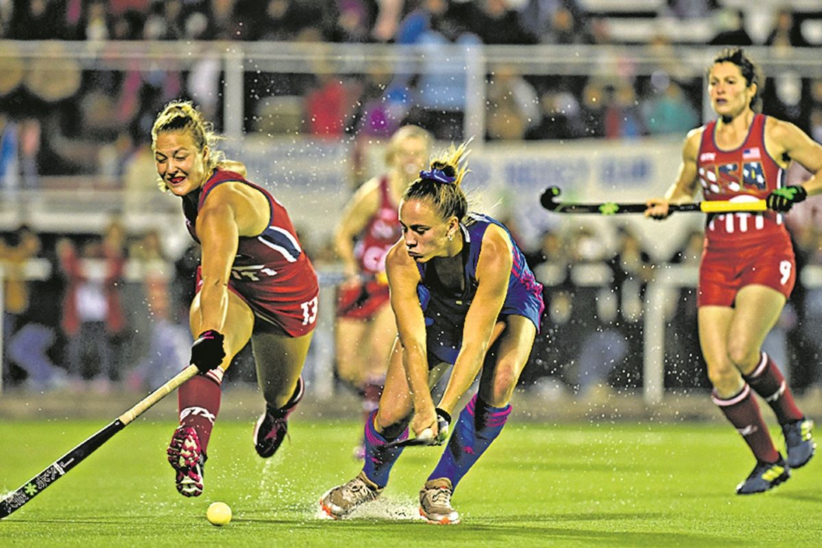 DEFINICIÓN. Julieta Jankunas impacta la bocha durante uno de los partidos de Las Leonas ante Estados Unidos en Natación y Gimnasia.
