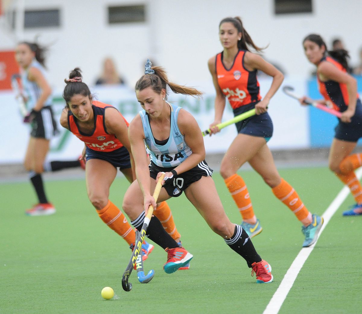 DUELO. Las Leoncitas enfrentan al seleccionado tucumano, vestido de naranja, durante la serie de partidos disputada en Natación y Gimnasia.