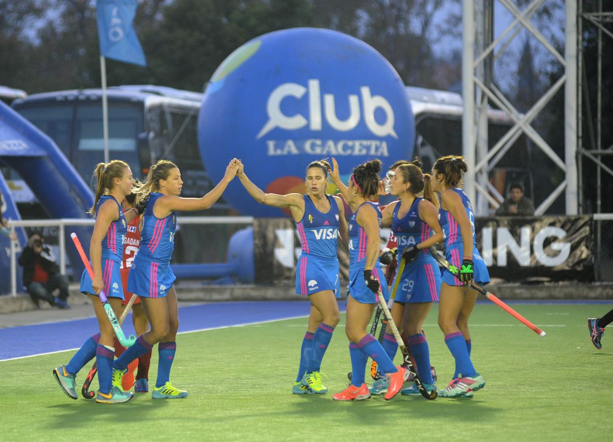 EQUIPO. Las jugadoras argentinas se felicitan en pleno partido, una imagen que reflejó la unión del seleccionado durante la serie en Tucumán.