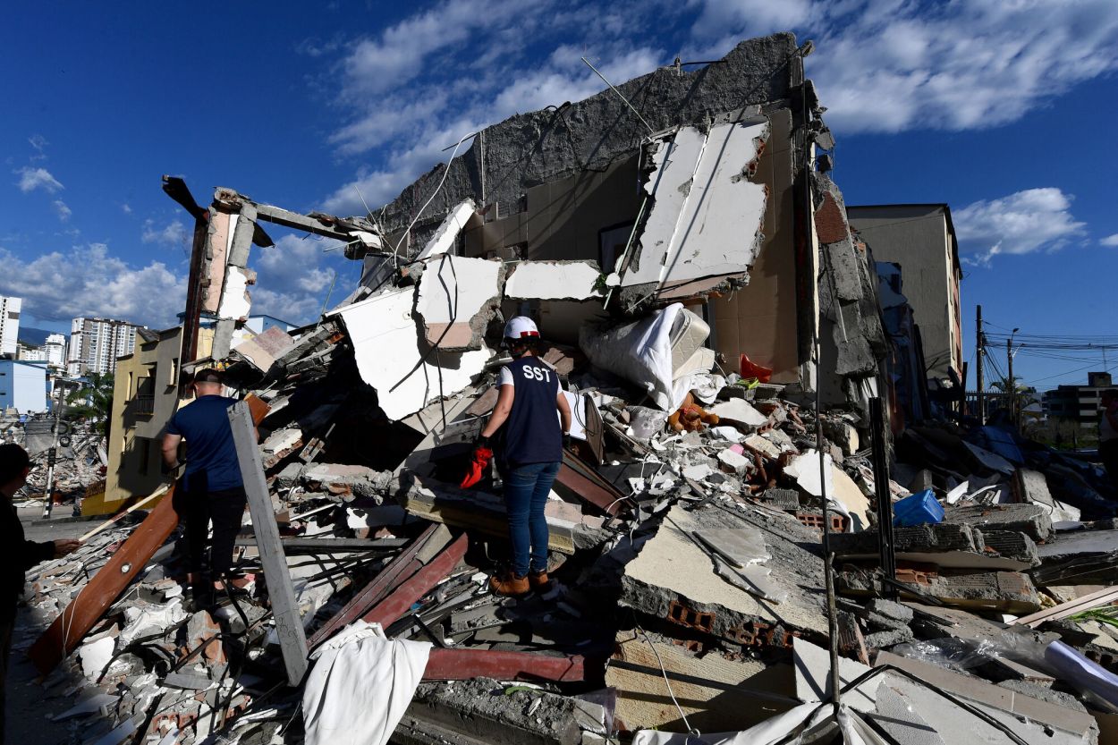 LO QUE SE PUEDE. Vecinos tratan de recuperar  muebles de entre los escombros de un edificio caído.