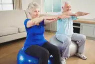 Más allá de caminar: por qué el entrenamiento con sobrecarga es clave después de los 60 años