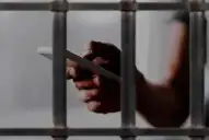 El legislador José Cano exige prohibir los celulares en las cárceles tras las extorsiones desde las celdas