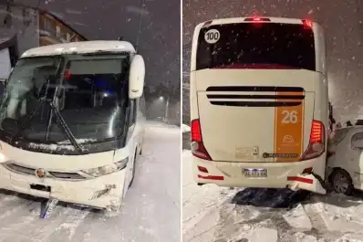 Bariloche: un micro con 48 estudiantes derrapó por el hielo y chocó a siete autos