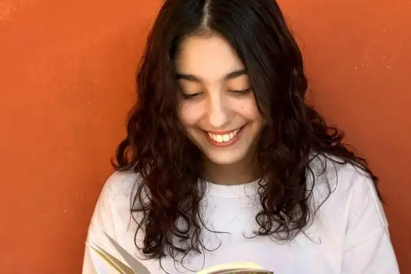 La emoción de publicar el primer poemario a los 19 años