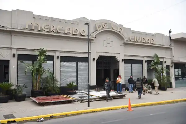 Un renovado Mercado Sarmiento inaugura la campaña de Rossana Chahla por la Intendencia