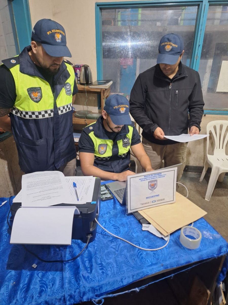 ACTUACIONES. Los policías elaboran las actas después de haber allanado el penal de Villa Urquiza. 