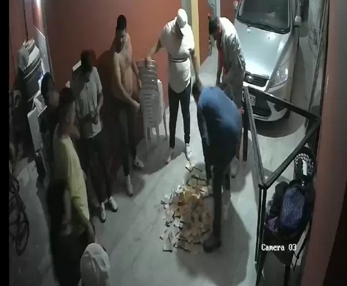 SORPRENDIDOS. Varios integrantes del clan Caro fueron registrados repartiéndose el botín que habían conseguido en un robo. 