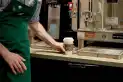 Cuánto gana un empleado de Starbucks en agosto 2026: sueldo, categorías y adicionales