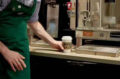 Cuánto gana un empleado de Starbucks en agosto 2026: sueldo, categorías y adicionales