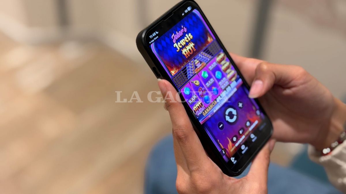 AL ALCANCE DE LA MANO. Una persona juega desde su celular en una plataforma de apuestas online, sin las barreras de acceso propias de un casino físico.