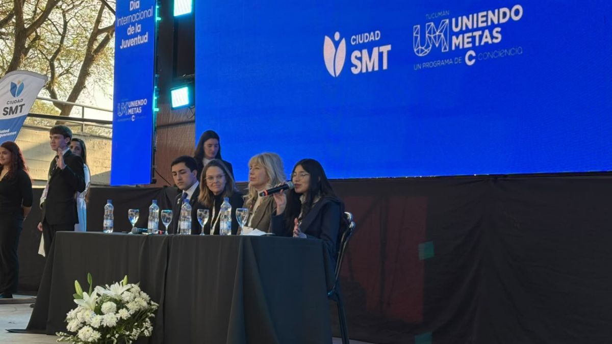 APERTURA. La intendenta Rossana Chahla acompañó el inicio de la 22ª edición de Uniendo Metas junto a autoridades y referentes del programa.