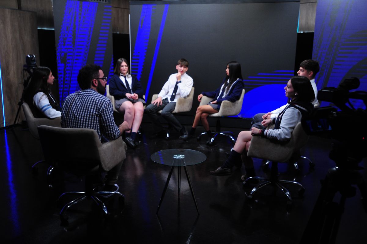 DEBATE. Los seis estudiantes tucumanos conversan durante la entrevista con LA GACETA sobre lo que encontraron al abordar el fenómeno de las apuestas online en sus colegios.