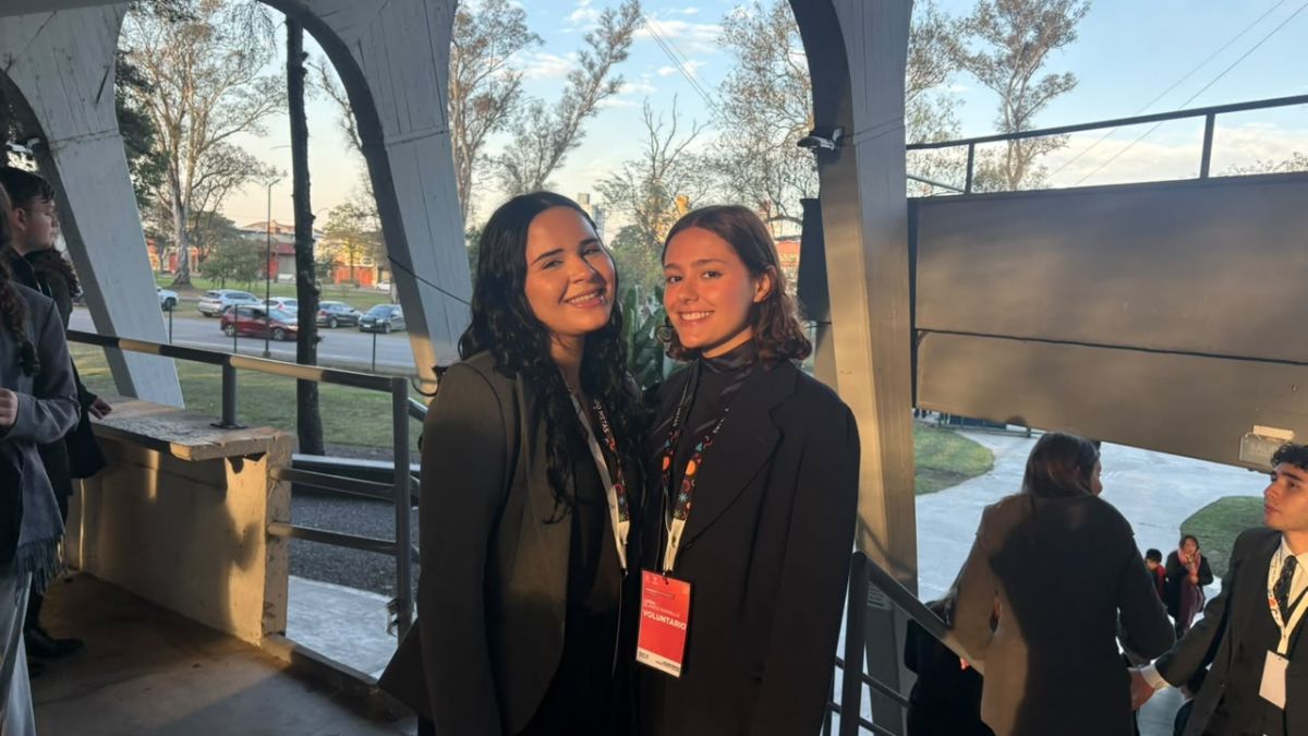 DELEGADAS Y VOLUNTARIAS. Valentina Romano y Luisa Blanco participaron como delegadas el año pasado y regresaron como voluntarias después de egresar del colegio.