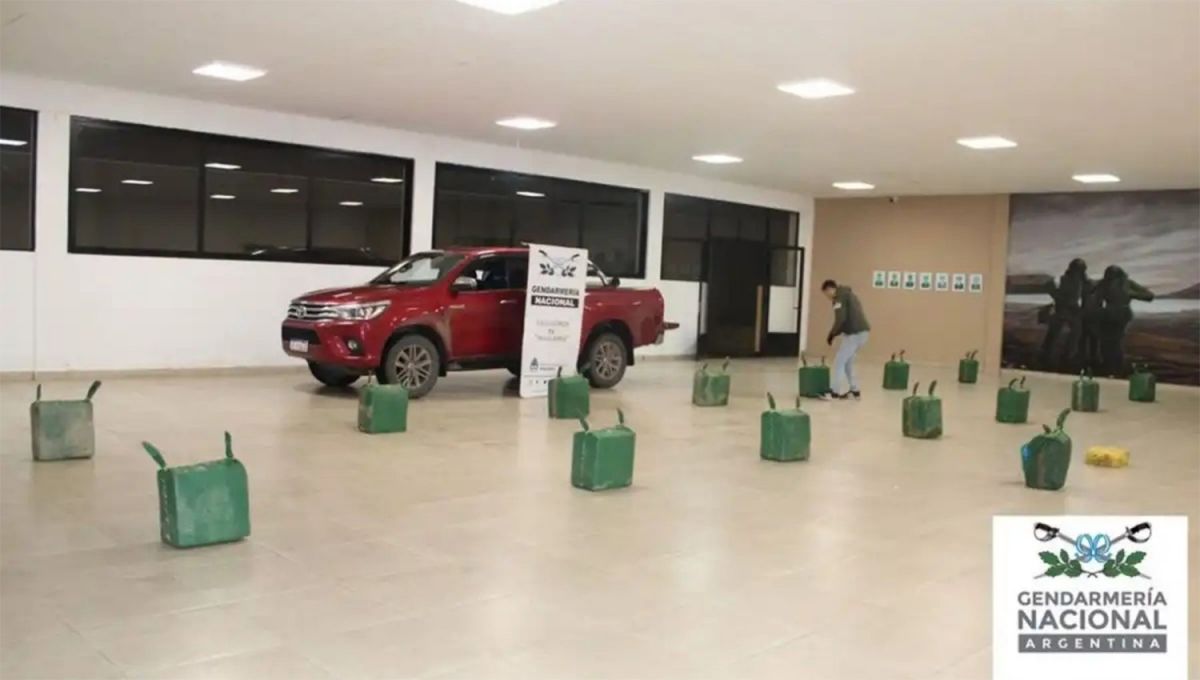 EN PLENA INVESTIGACIÓN. Un gendarme acomoda los bultos con 470 kilos secuestrados en Tucumán en junio pasado.