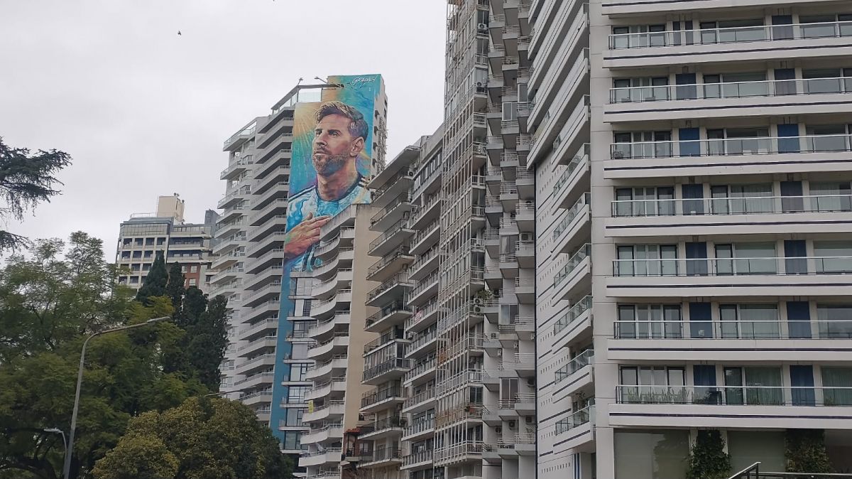 GIGANTE. 39 metros mide el mural en honor a Lionel Messi en plena Costanera, a pocas cuadras del Monumento a la Bandera.