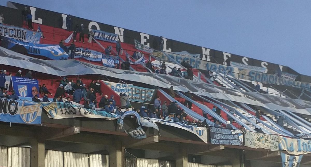 LE TRAJO SUERTE. La hinchada de Atlético Tucumán ocupó la tribuna Lionel Messi y terminó disfrutando de una goleada.