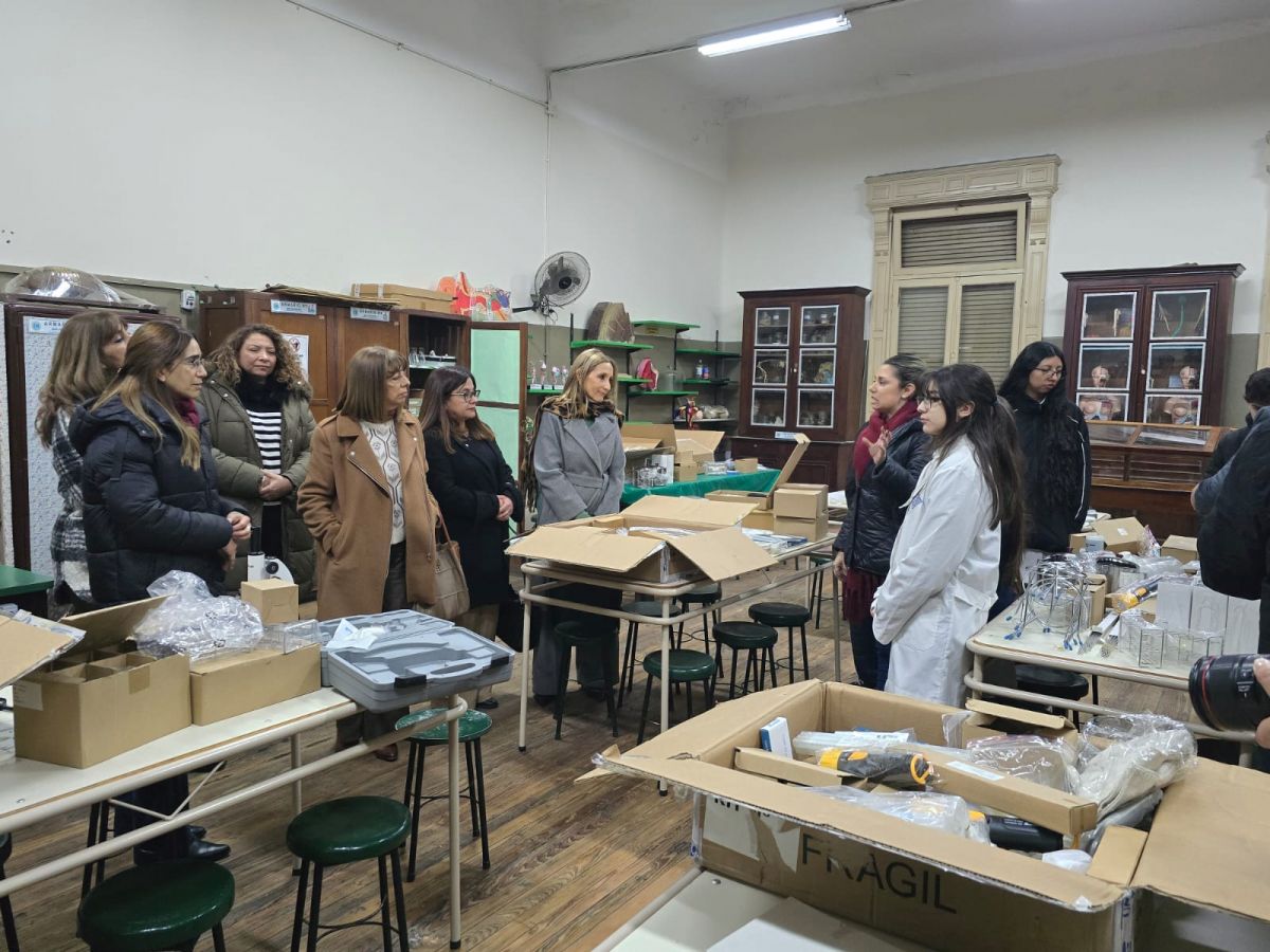 Profundizan las mejoras edilicias y equipan los laboratorios de la Escuela Normal