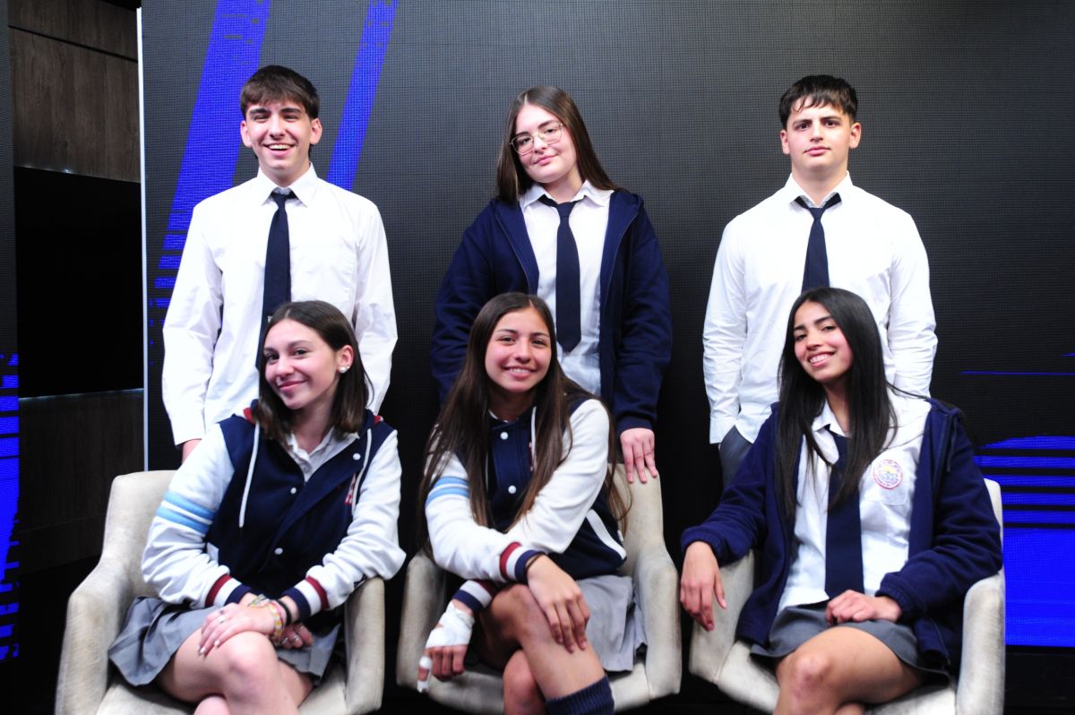 PROTAGONISTAS. Los seis estudiantes tucumanos que participaron de los talleres sobre apuestas online, durante la entrevista con LA GACETA en Panorama Tucumano. Foto de Galle Quintana/LA GACETA.