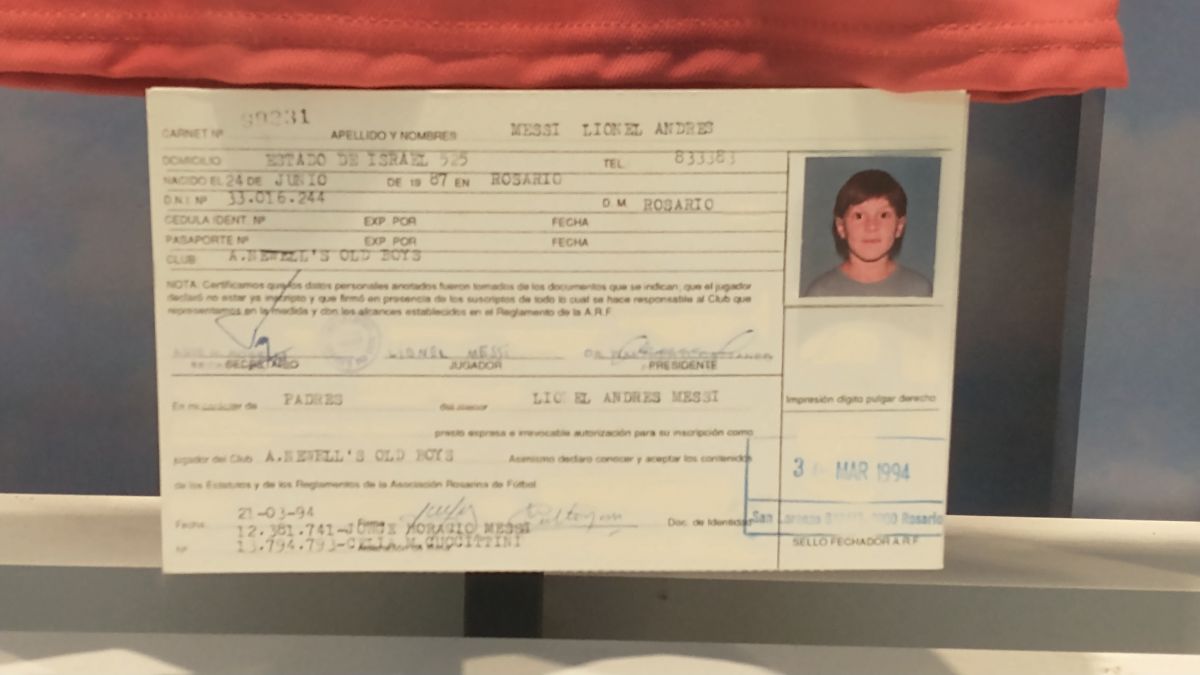 RELIQUIA. El carnet del pequeño Lionel de la Asociación Rosarina de Fútbol se encuentra exhibido en el Museo del Deporte Santafesino.