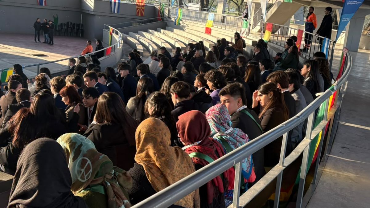 REPRESENTAR A OTRO PAÍS. Las delegaciones incorporaron prendas, banderas y distintos elementos culturales vinculados a las naciones que representan.