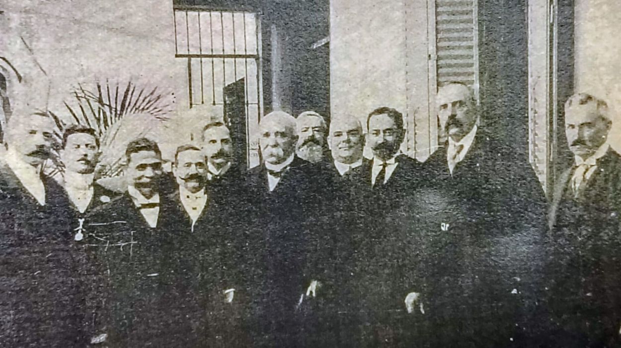 RECEPCIÓN. El segundo de la izquierda es el gobernador Frías Silva y a la derecha, el ministro Próspero Mena. Entre los dos, en segundo plano, el cónsul francés, Emilio Bec. 
