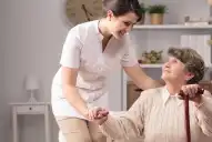 Escala salarial de cuidadores de personas mayores: cuánto cobran en agosto de 2026
