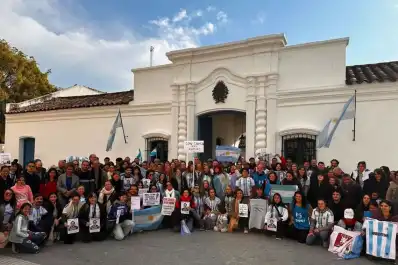 La ciencia se movilizó en Tucumán: marcha en la Casa Histórica por becas, salarios y financiamiento de la investigación