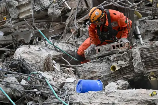 “TOPOS”. Los miembros del legendario grupo de rescatistas mexicanos buscan sin descanso removiendo escombros para encontrar víctimas del sismo. AFP
