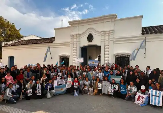La ciencia se movilizó en Tucumán: marcha en la Casa Histórica por becas, salarios y financiamiento de la investigación