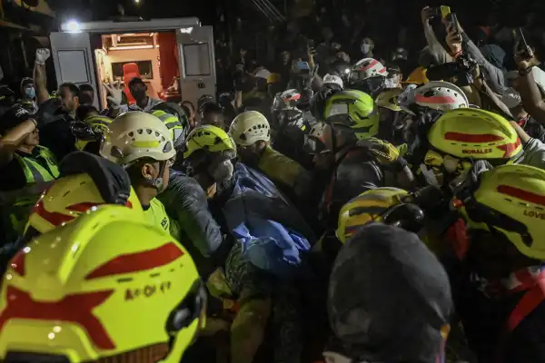 Milagro en Colombia: 38 horas bajo el concreto, un brazo atrapado en una puerta y una multitud que estalló en aplausos