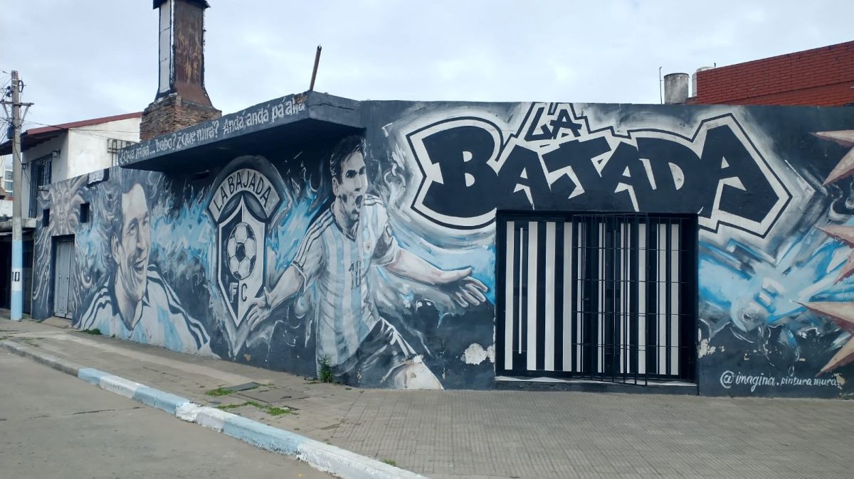 BIENVENIDA. En la entrada al barrio La Bajada, un enorme mural con Messi, su frase y el escudo del equipo amateur de la zona reciben a los visitantes.